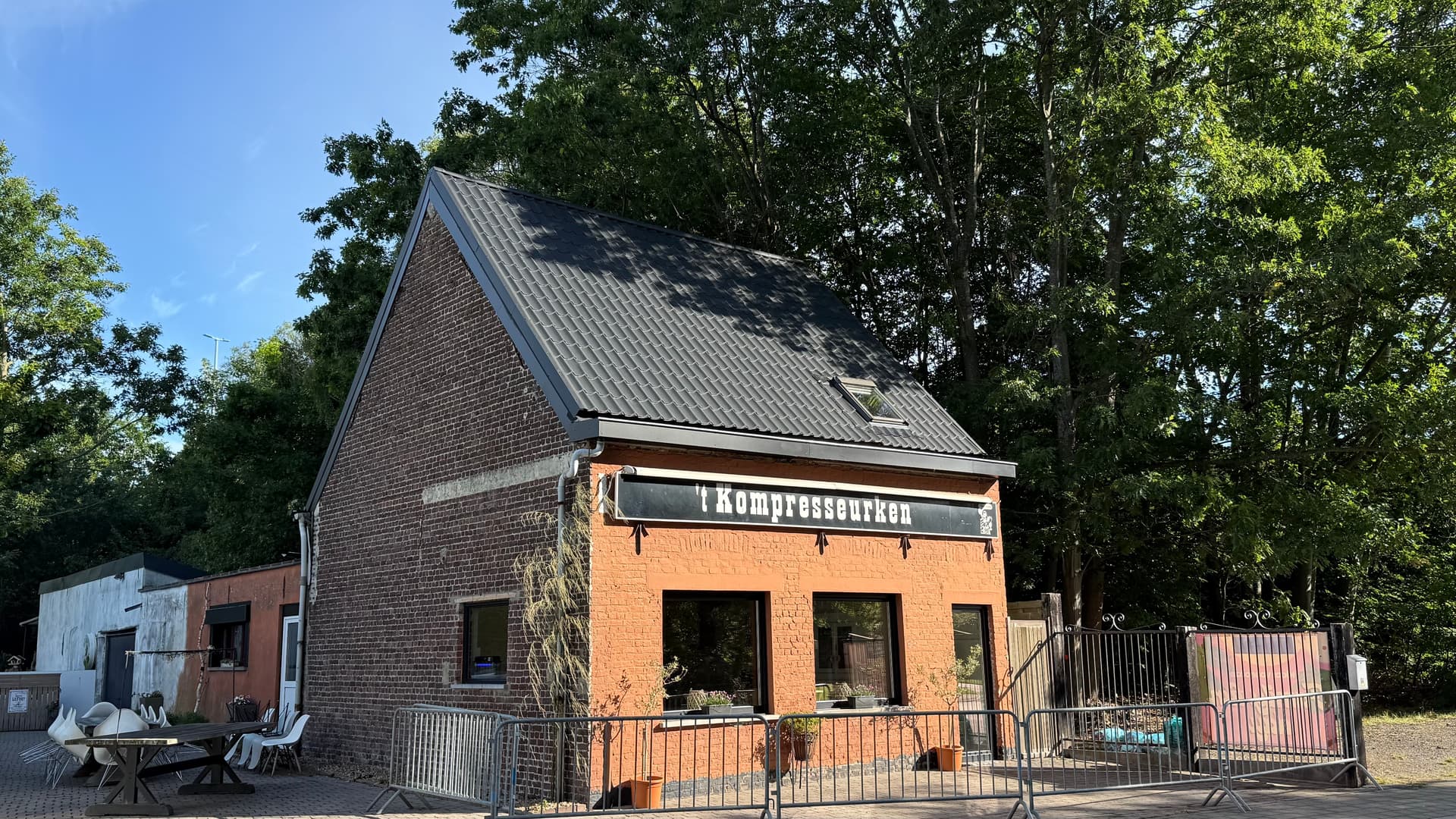 Afgewerkt project met JI VB Slate 1000 Dak panelen